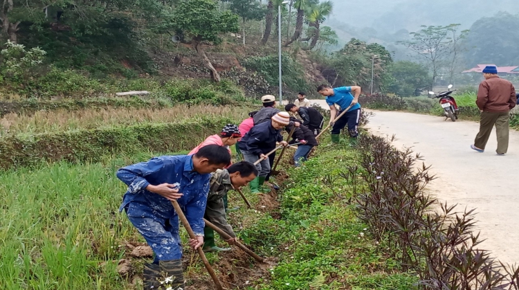Người dân địa phương đóng góp công lao động cho tiểu dự án cải thiện điều kiện tưới tiêu tại Trấn Yên – Yên Bái